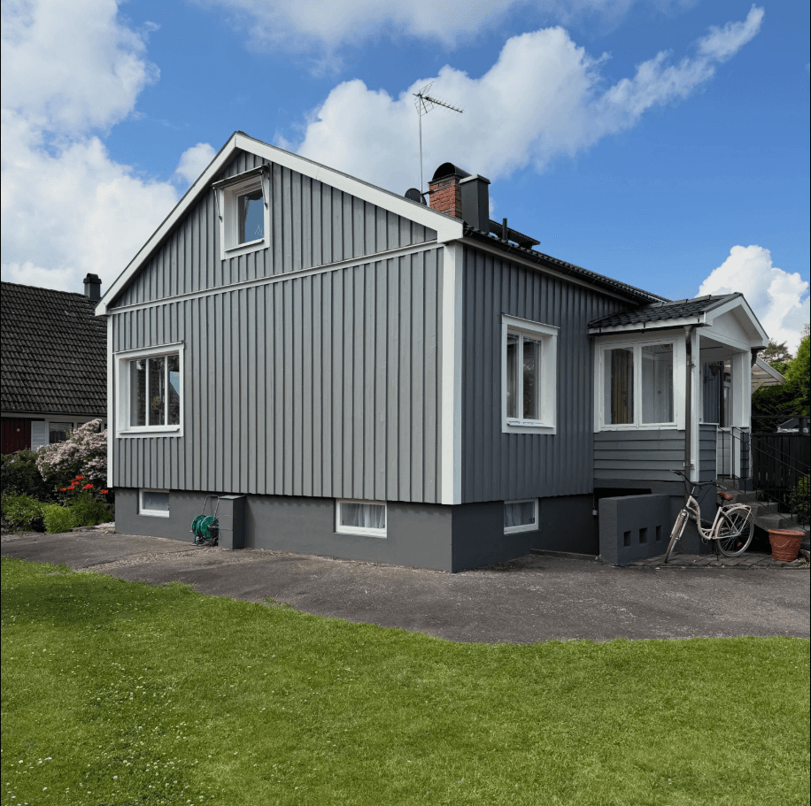 Villa i Linköping nymålad i antracitgrå kulör